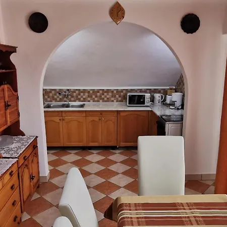 Magyar Apartmanhazak I-iii. *