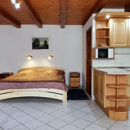 Magyar Apartmanhazak I-iii. Zalakaros