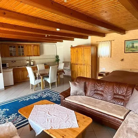 Magyar Apartmanhazak I-iii. *