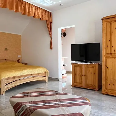 Magyar Apartmanhazak I-iii. *