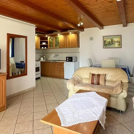 Magyar Apartmanhazak I-iii. *