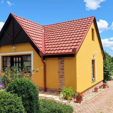 Magyar Apartmanhazak I-iii. * Zalakaros