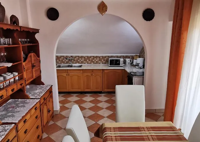 Magyar Apartmanhazak I-iii. *