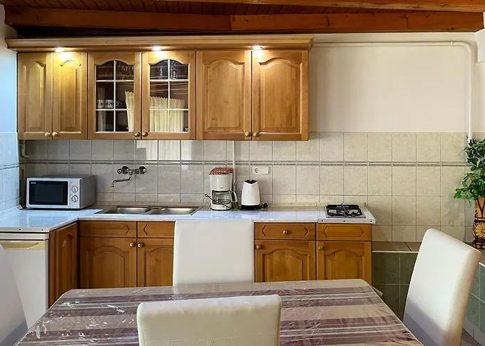 Magyar Apartmanhazak I-iii.